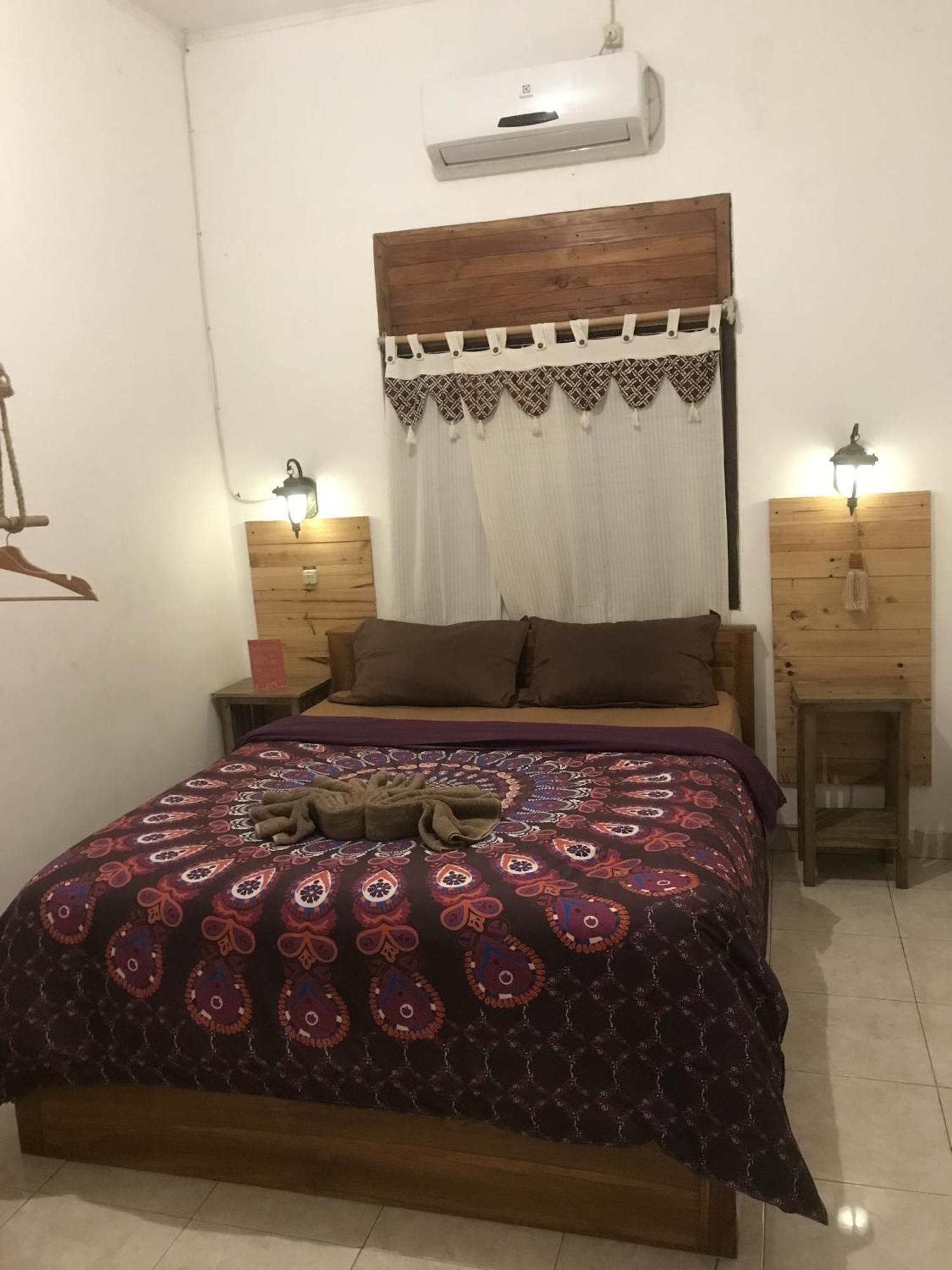 Wood Stone Hostel Yogyakarta Exterior photo